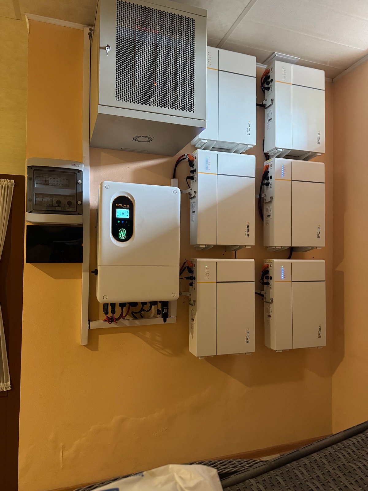 Інвертор Solax і батареї Triple Power у приватному будинку