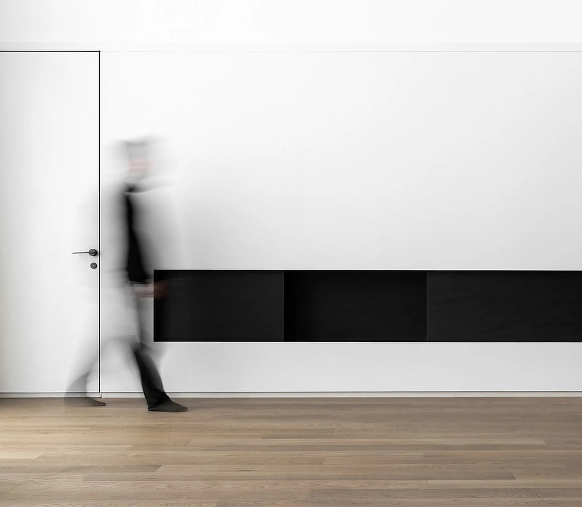 Interior minimalista, tránsito y luz natural