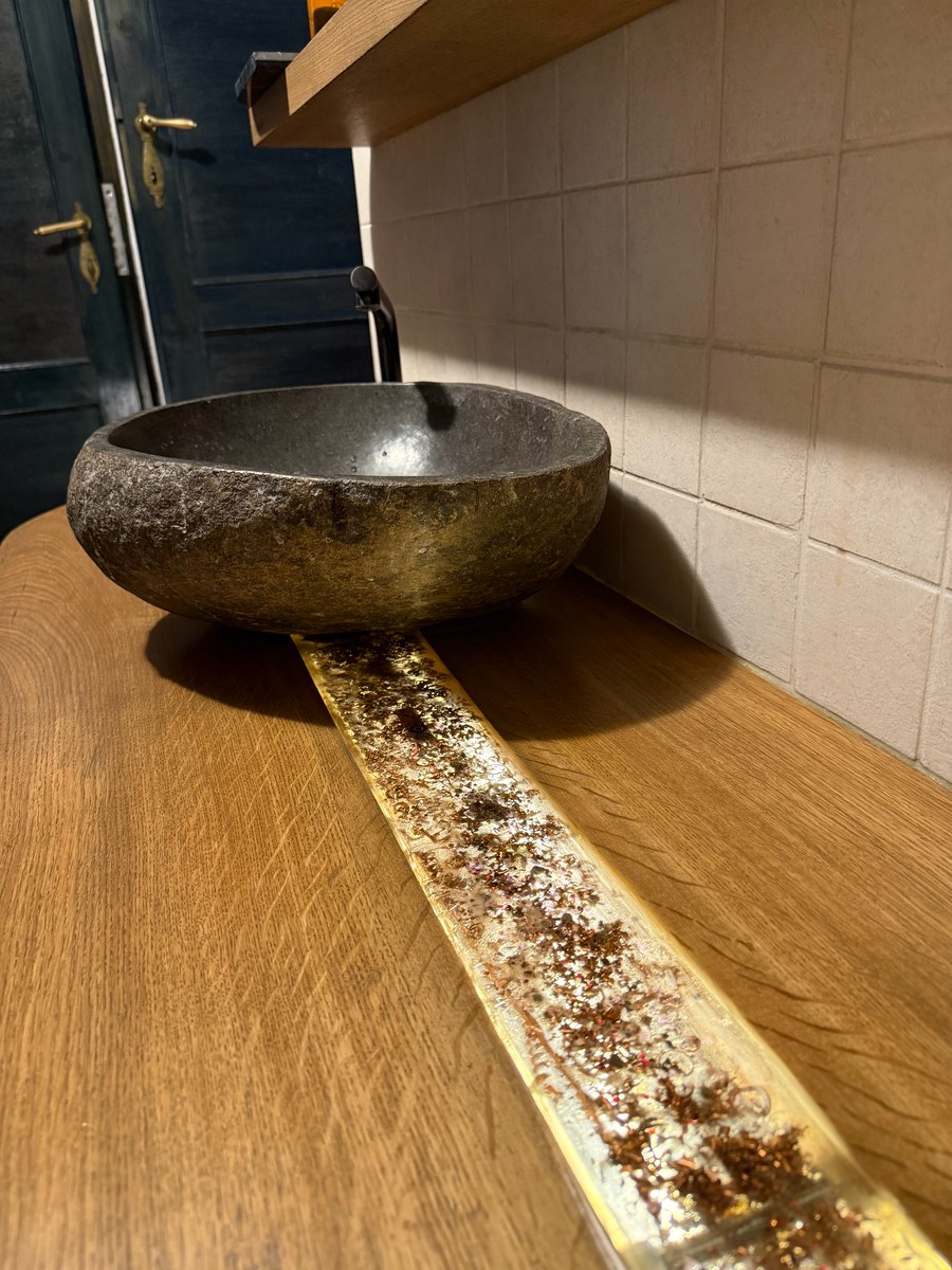 Detail kamenné mísy a dřevěné desky v kuchyni