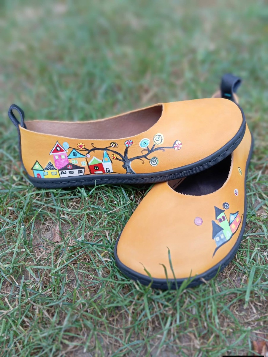 Tyrkysové barefoot boty na podzimních listech