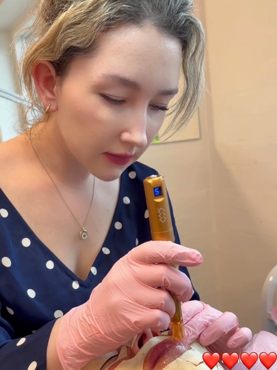 Sanja under en behandling hos Hudpleje Atelier