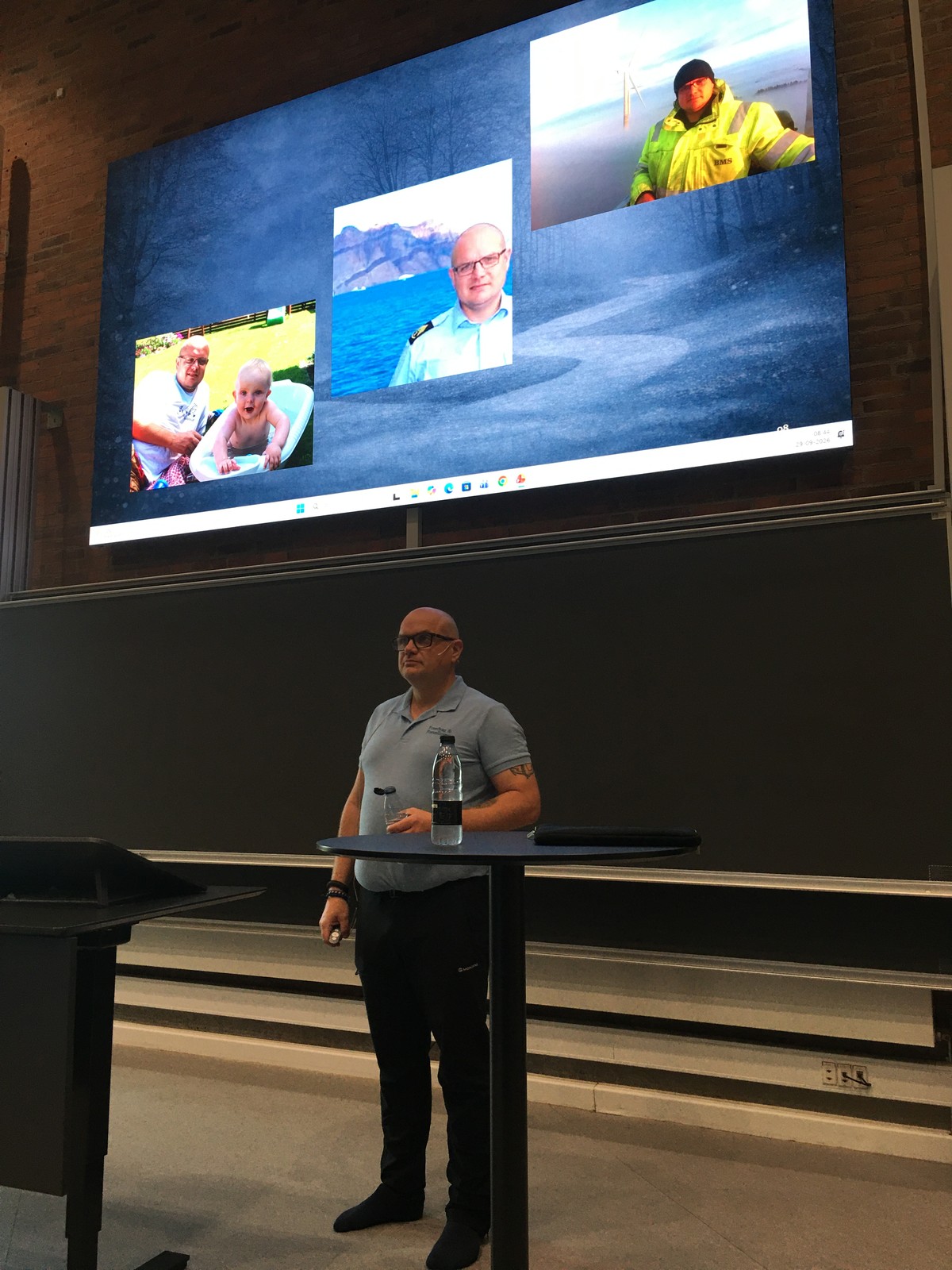 Michel Riise underviser foran skærmen på Aalborg Universitet