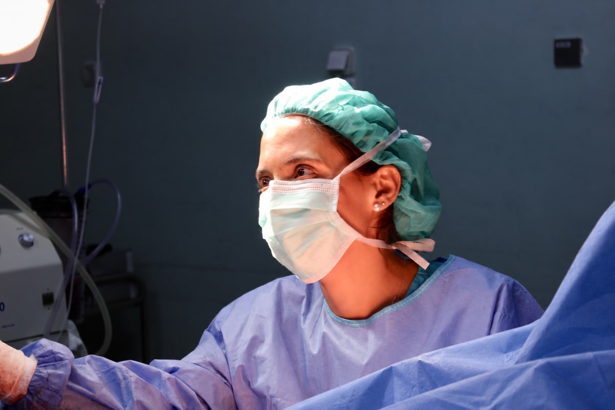 Dr.ª Sofia Santareno no bloco operatório, durante a cirurgia