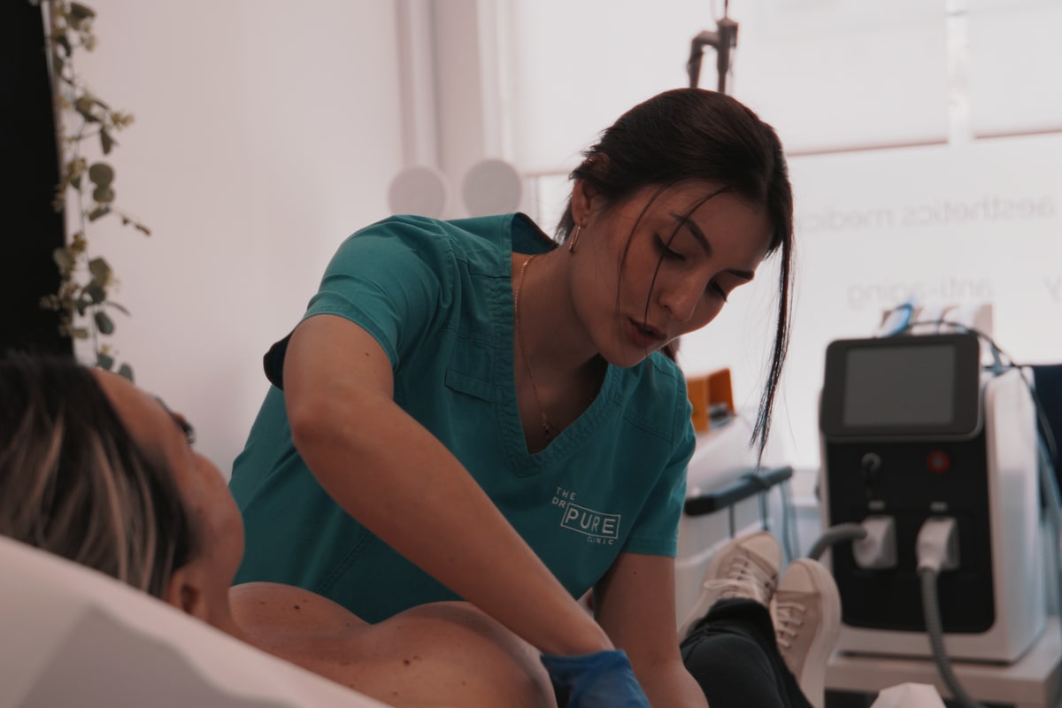 Fisioterapeuta a aplicar drenagem linfática no pós-operatório