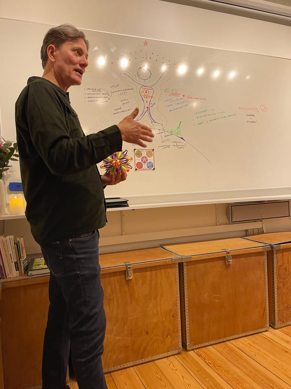 Knud Thorbjørn Hansen underviser foran whiteboard