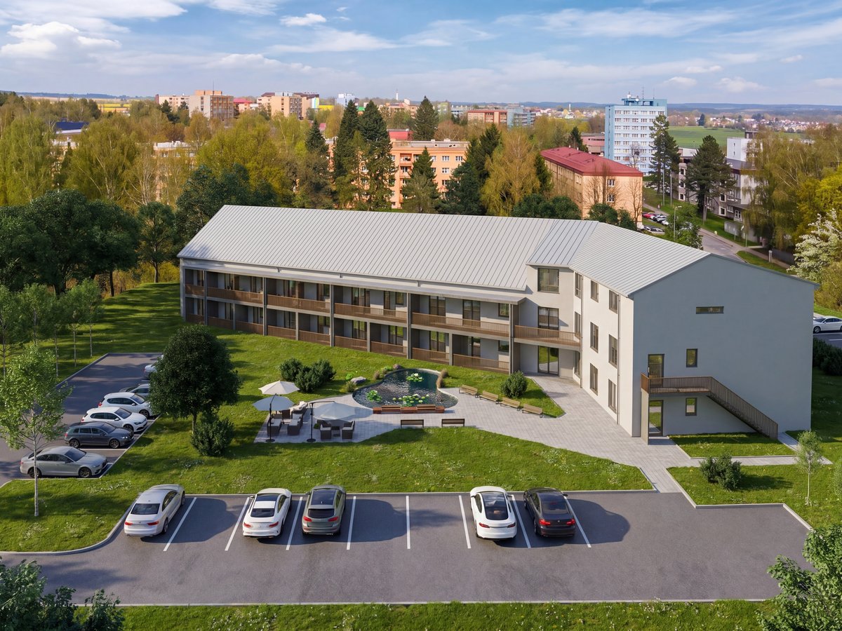 Celkový letecký pohled na Rezidence LAIVbyt se zahradou a rybníkem