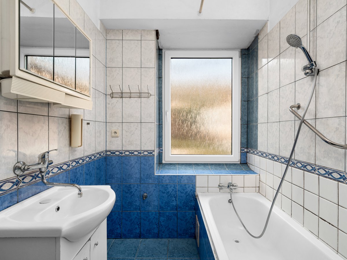 Koupelna s modrými obklady