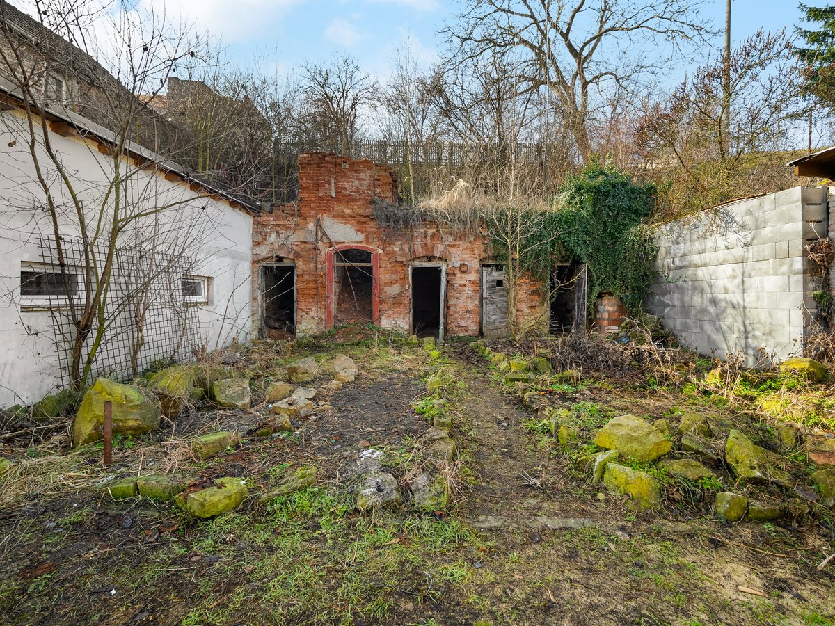 Zahrada a vedlejší budova