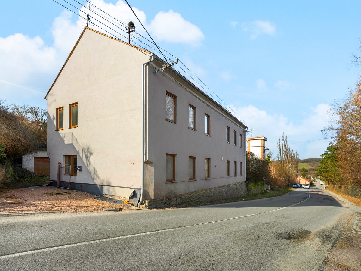 Pohled na dům z ulice