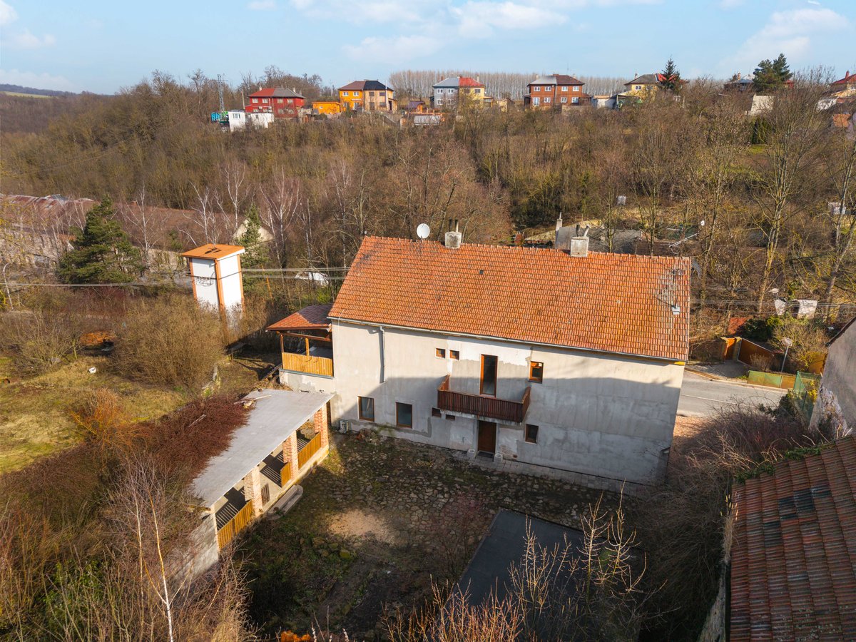 Letecký pohled na dům a okolí