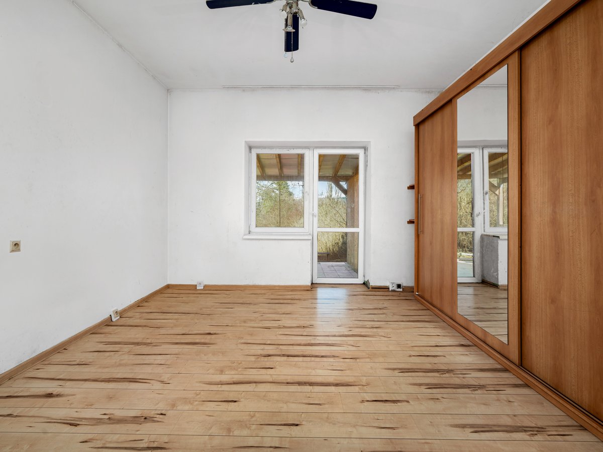 Ložnice s vestavěnou skříní