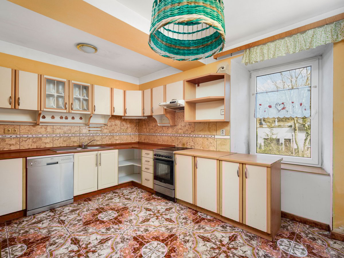 Pokoj s dřevěným parketem