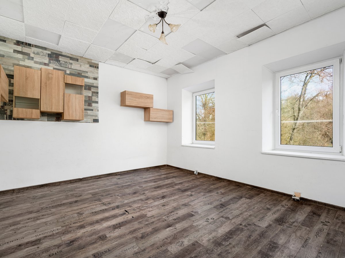 Pokoj s nástěnným regálem