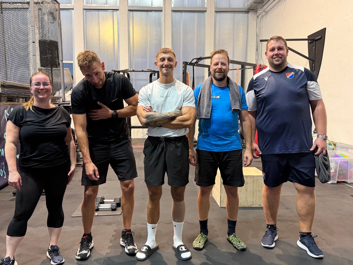 Zázemí fitness zóny UMPARK — hospodyňská stěna s bradly