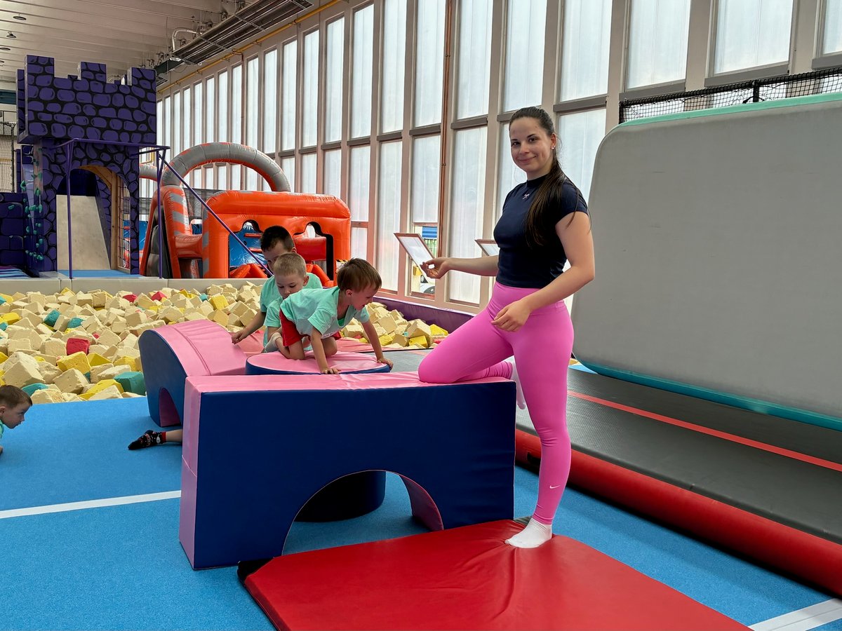 Trenérka cvičí s nejmenšími dětmi na měkkých překážkách v UMPARK