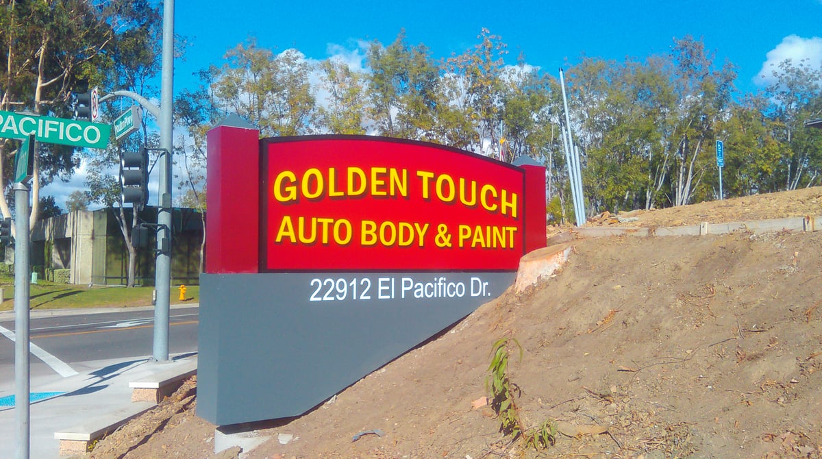 Illuminated pylon monument sign for auto body shop