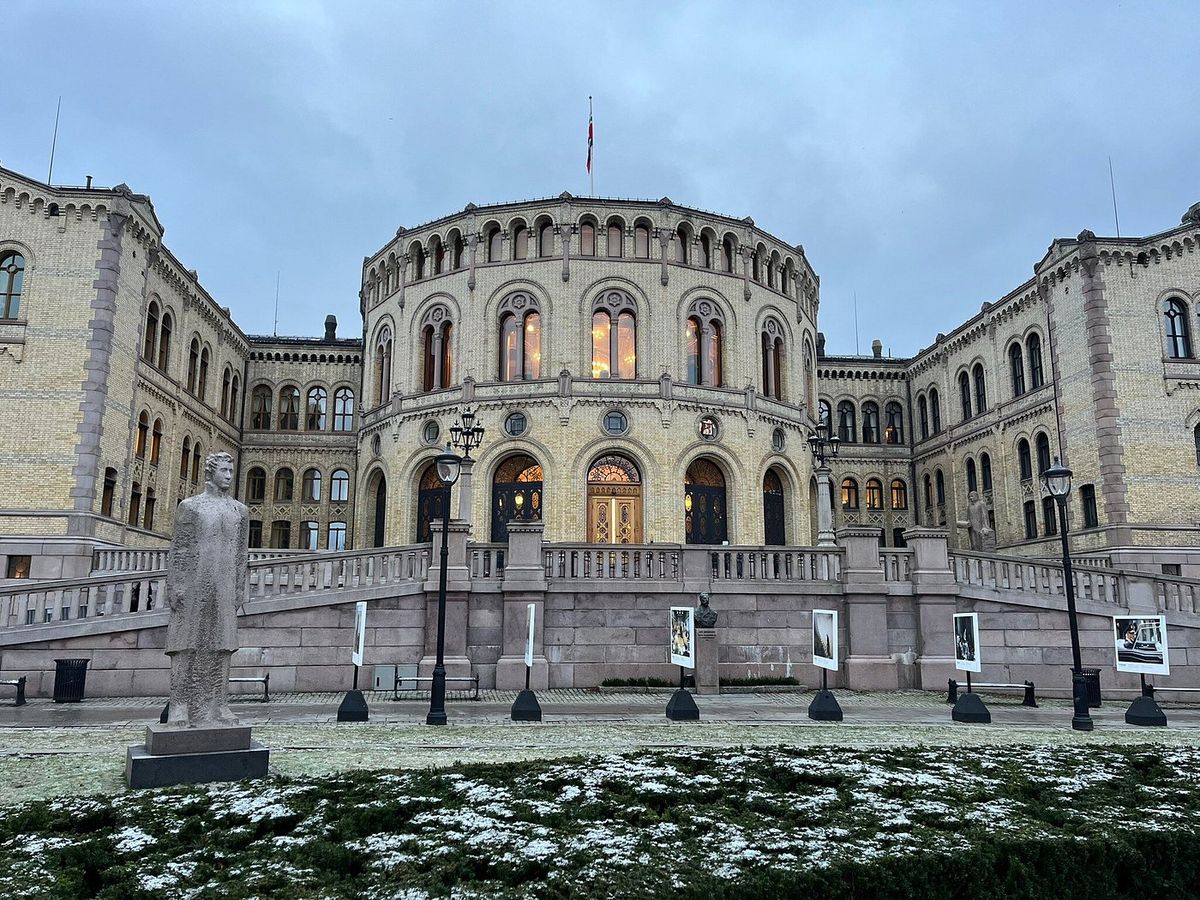 Guests walking through festive Oslo at dusk with their guide