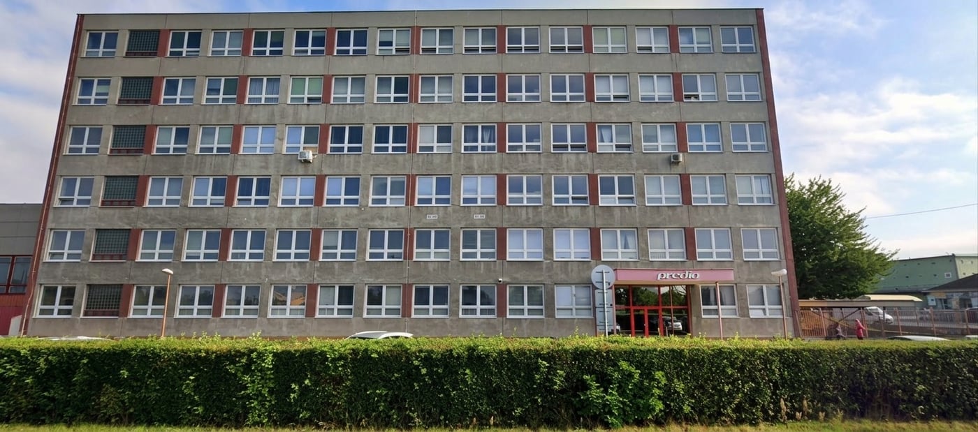 Budova Predio na Holické 156/49 v Olomouci, vchod pod růžovým nápisem predio