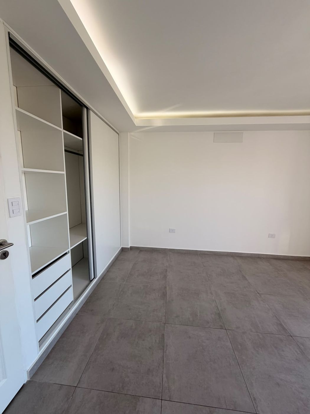 Placard 02.01 — foto real, vista en ángulo del ambiente