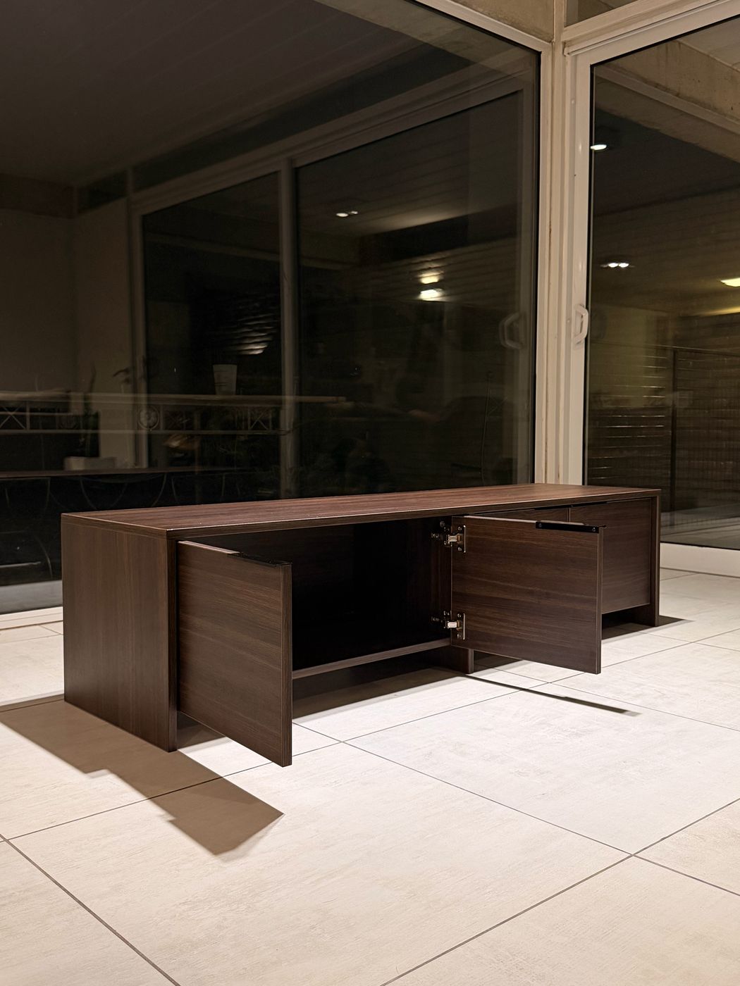 Mueble en stock — foto real, puertas abiertas mostrando el interior