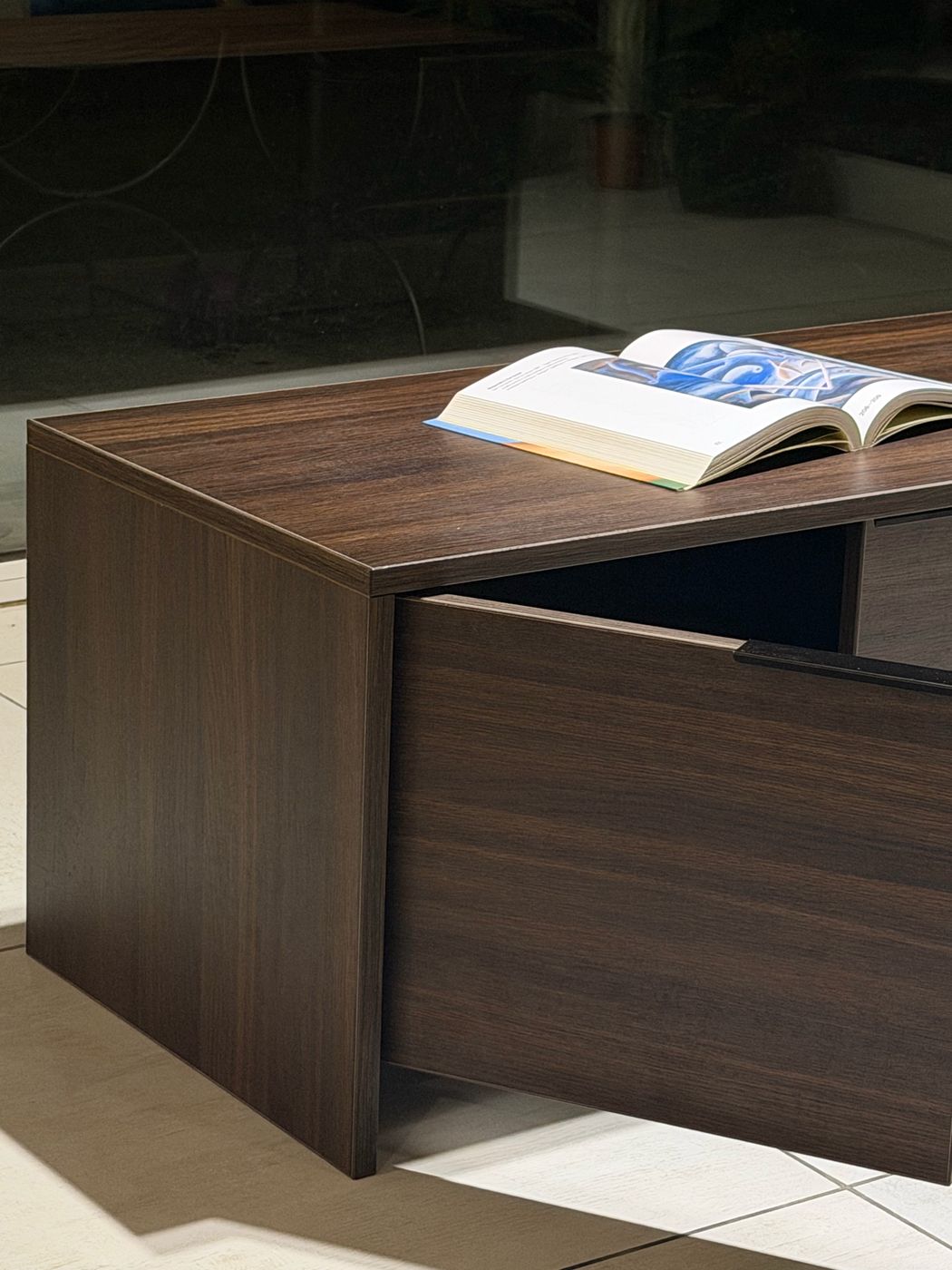 Mueble en stock — foto real, detalle de esquina y cajón
