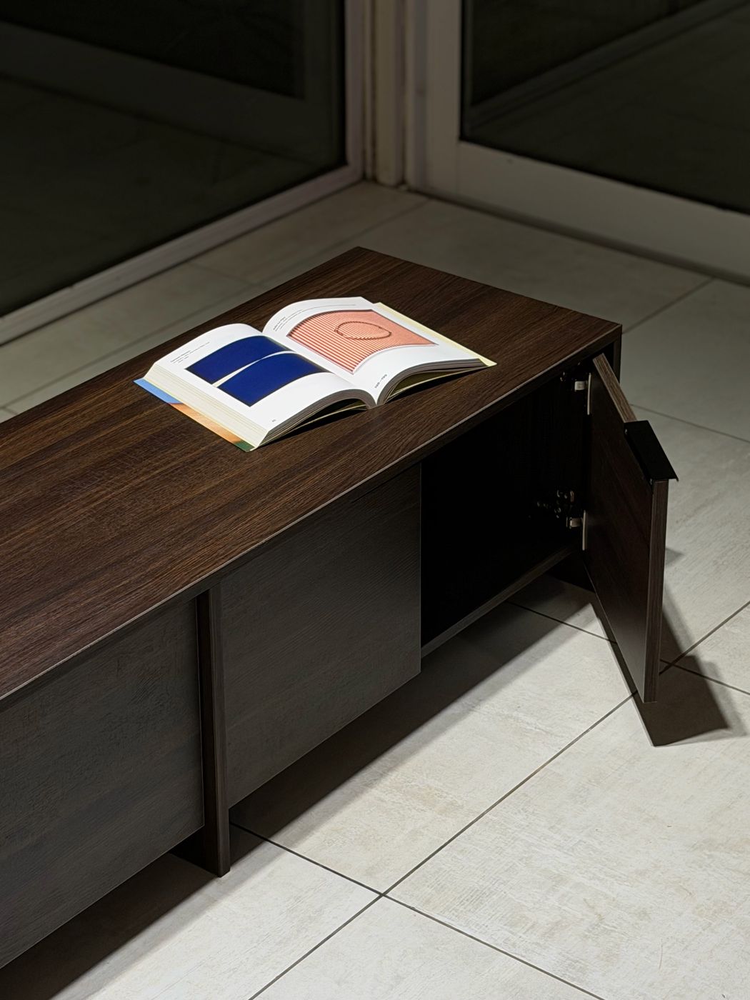 Mueble en stock — foto real de noche, vista general con puerta abierta