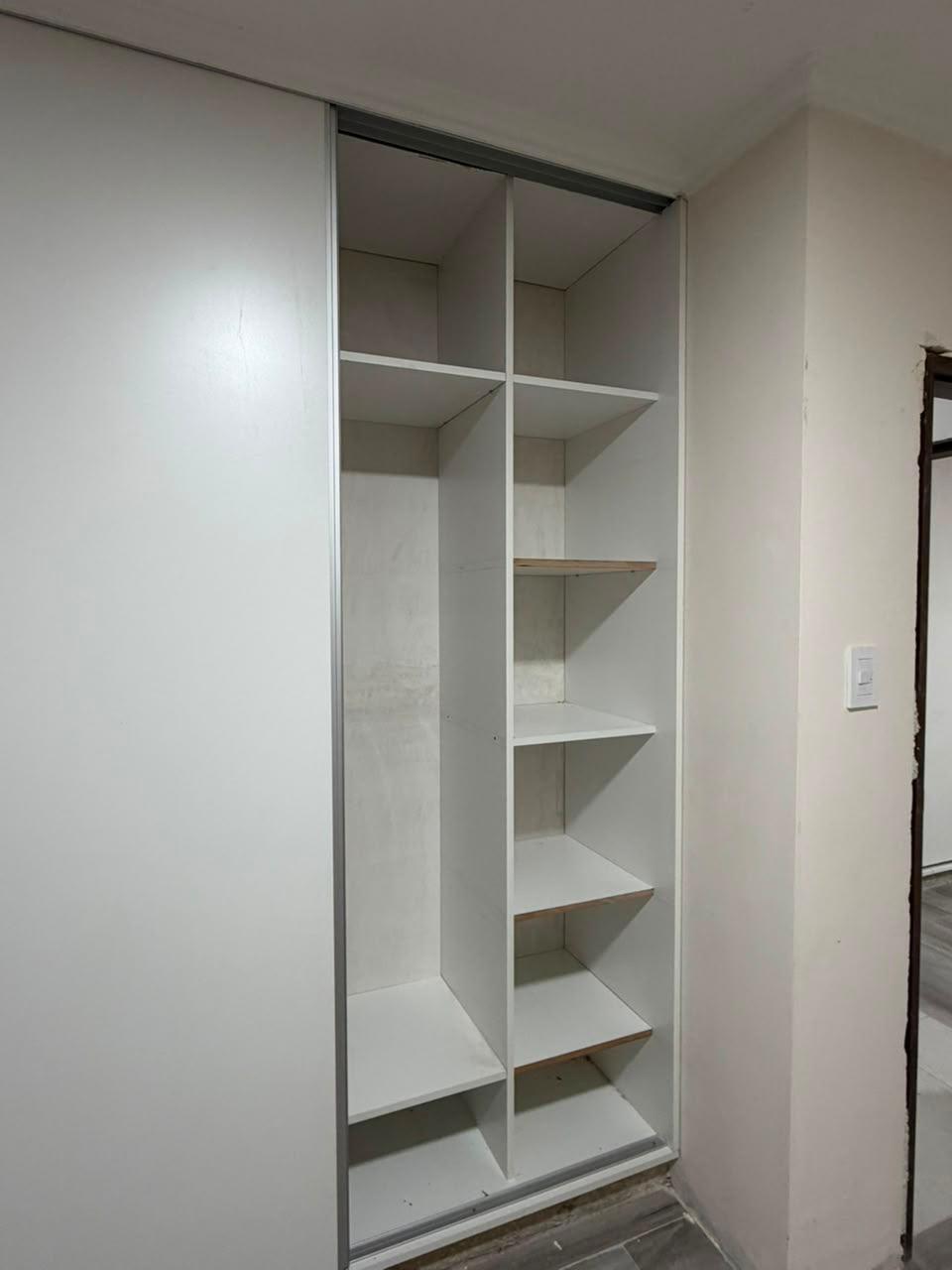 Placard a medida — foto real, interior con cajones y estante