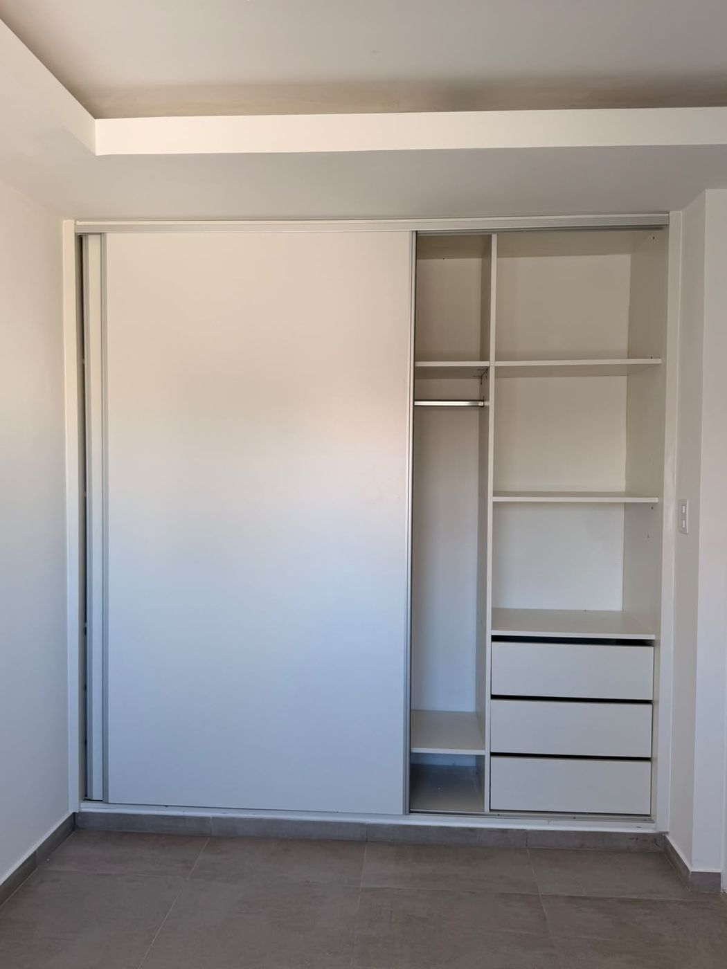 Placard 02.01 — foto real, interior con barral, estantes y cajones