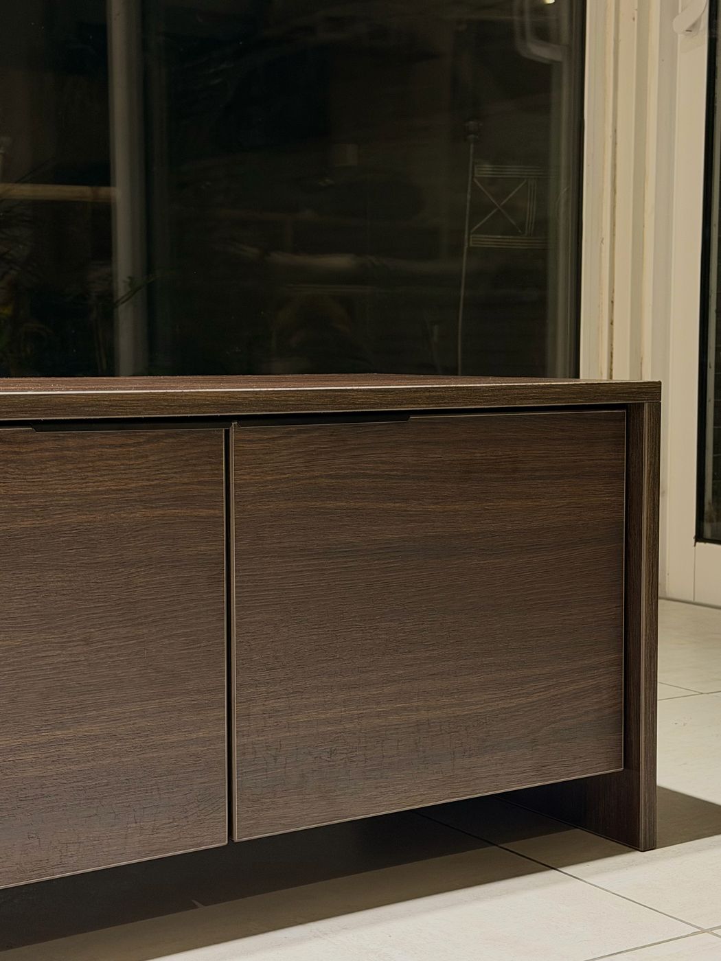 Mueble en stock — foto real, detalle de puertas y jaladera