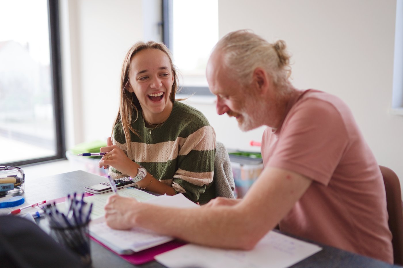Leerling en lesgever samen aan het werk bij l'Ecole d'Elise