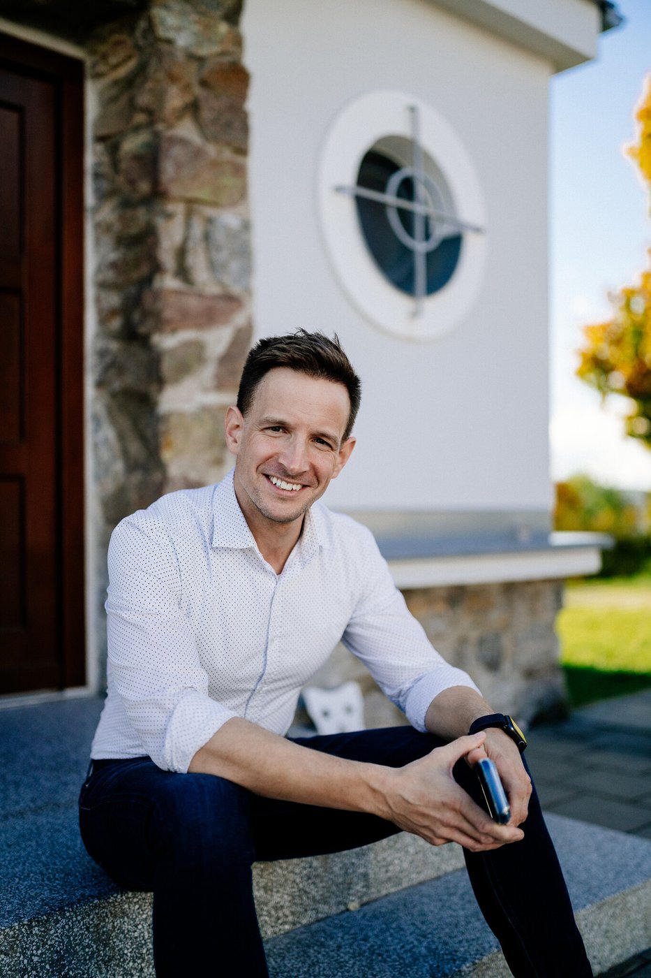 Jakub Schneider při práci na telefonu