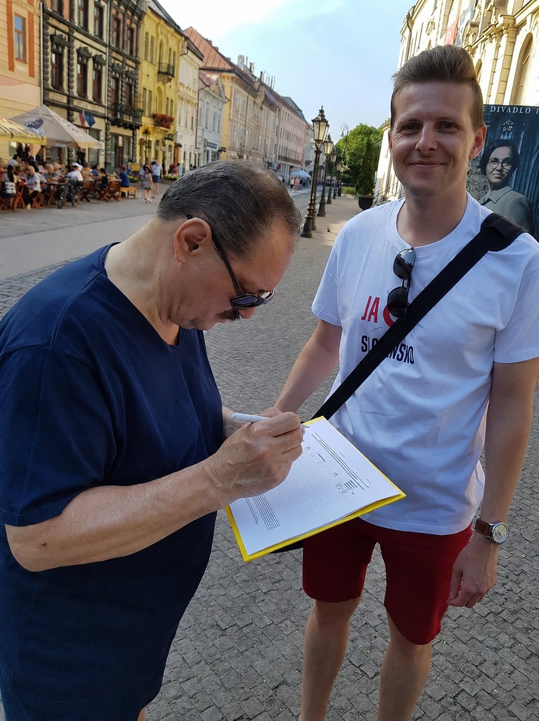 Filip v centru Košic při podepisování petice občanem