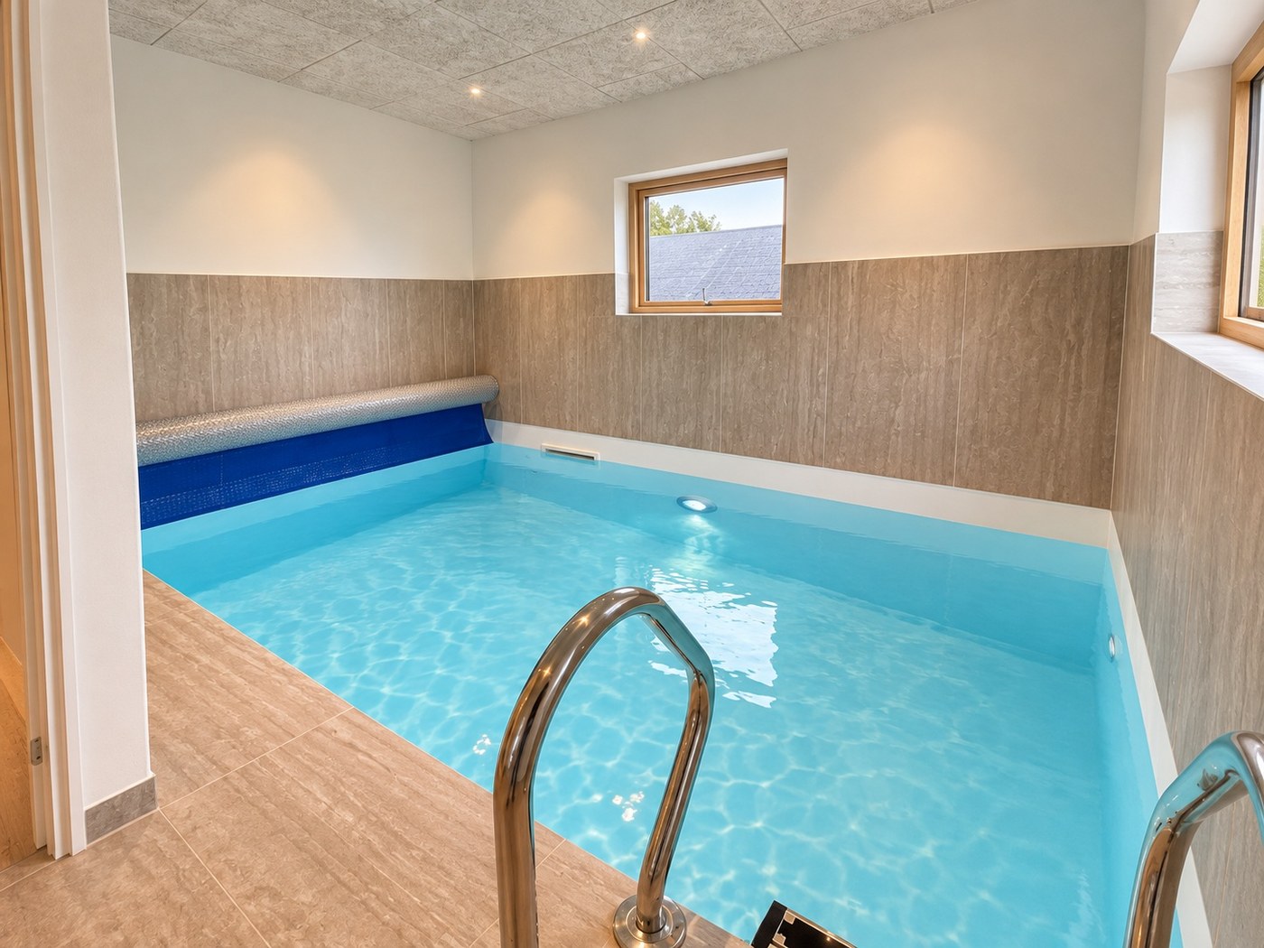 Indendørs pool på 18 m² med eget badeværelse