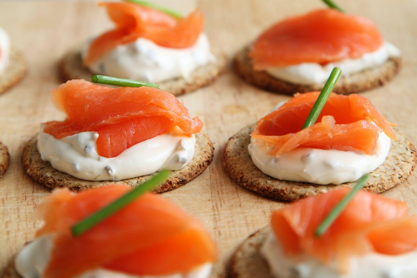 Crispbread with cream and smoked salmon, garnished with chives