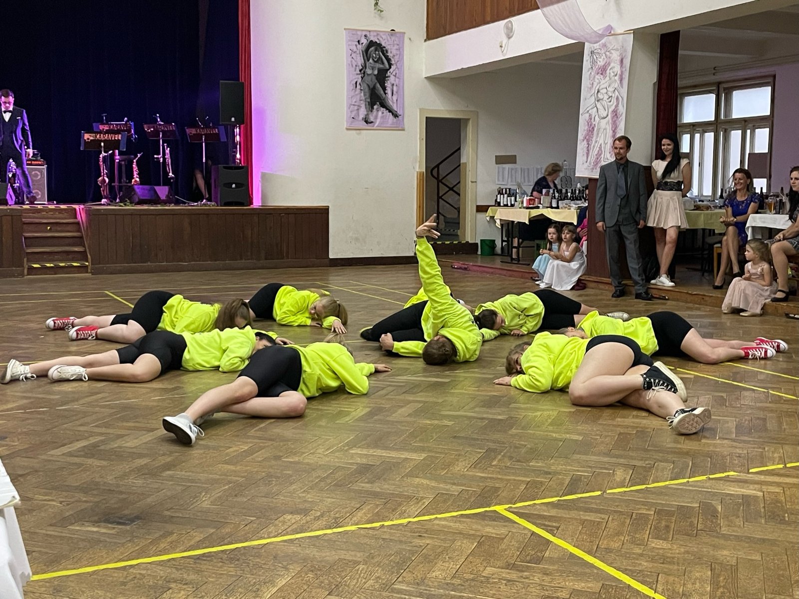 Příprava dětí za oponou před vystoupením Proměny