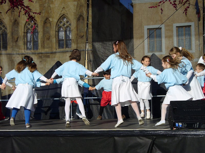 Děti tančí v choreografii na zkoušce Proměny