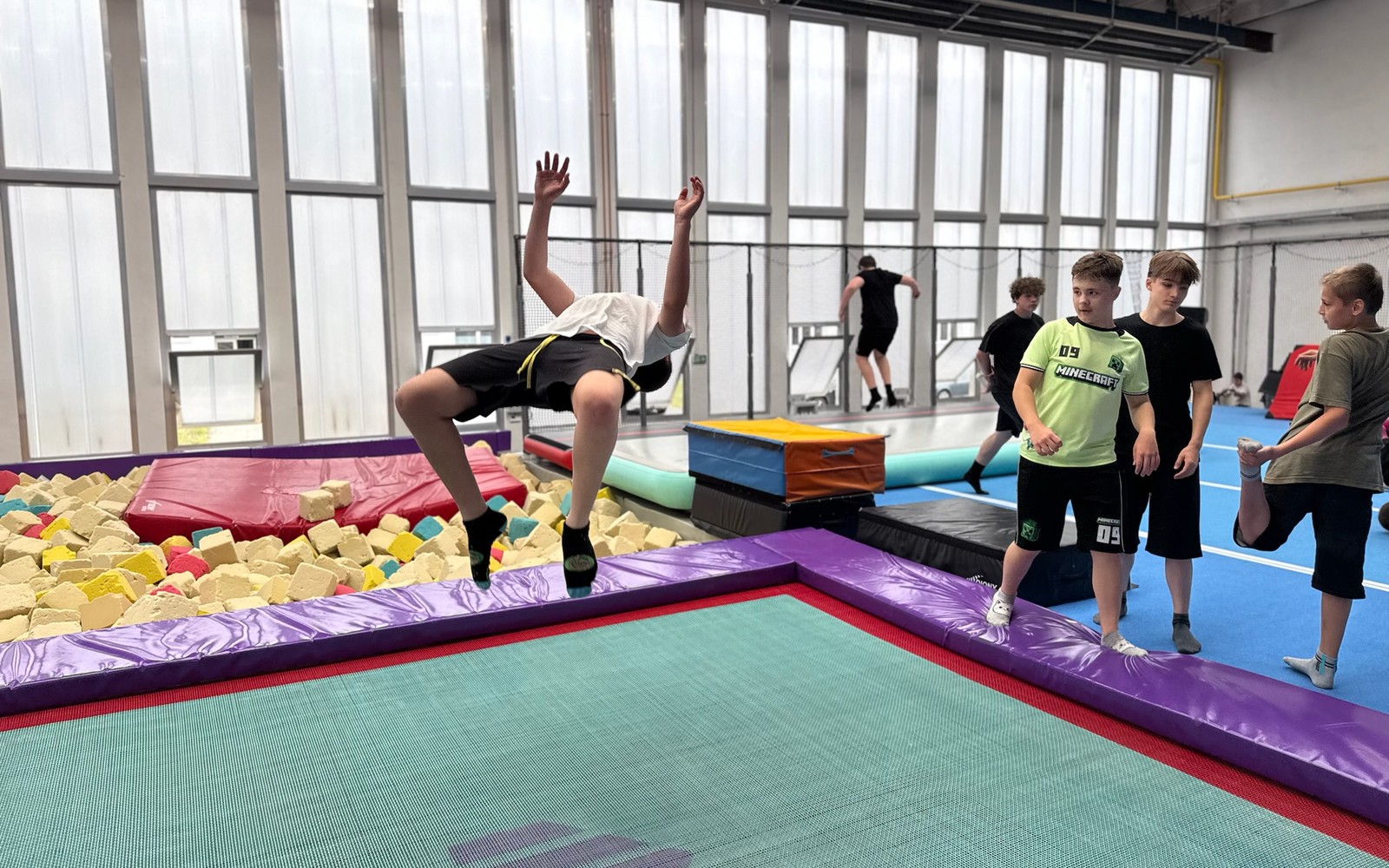 Teenager backflip do barevného foam pit