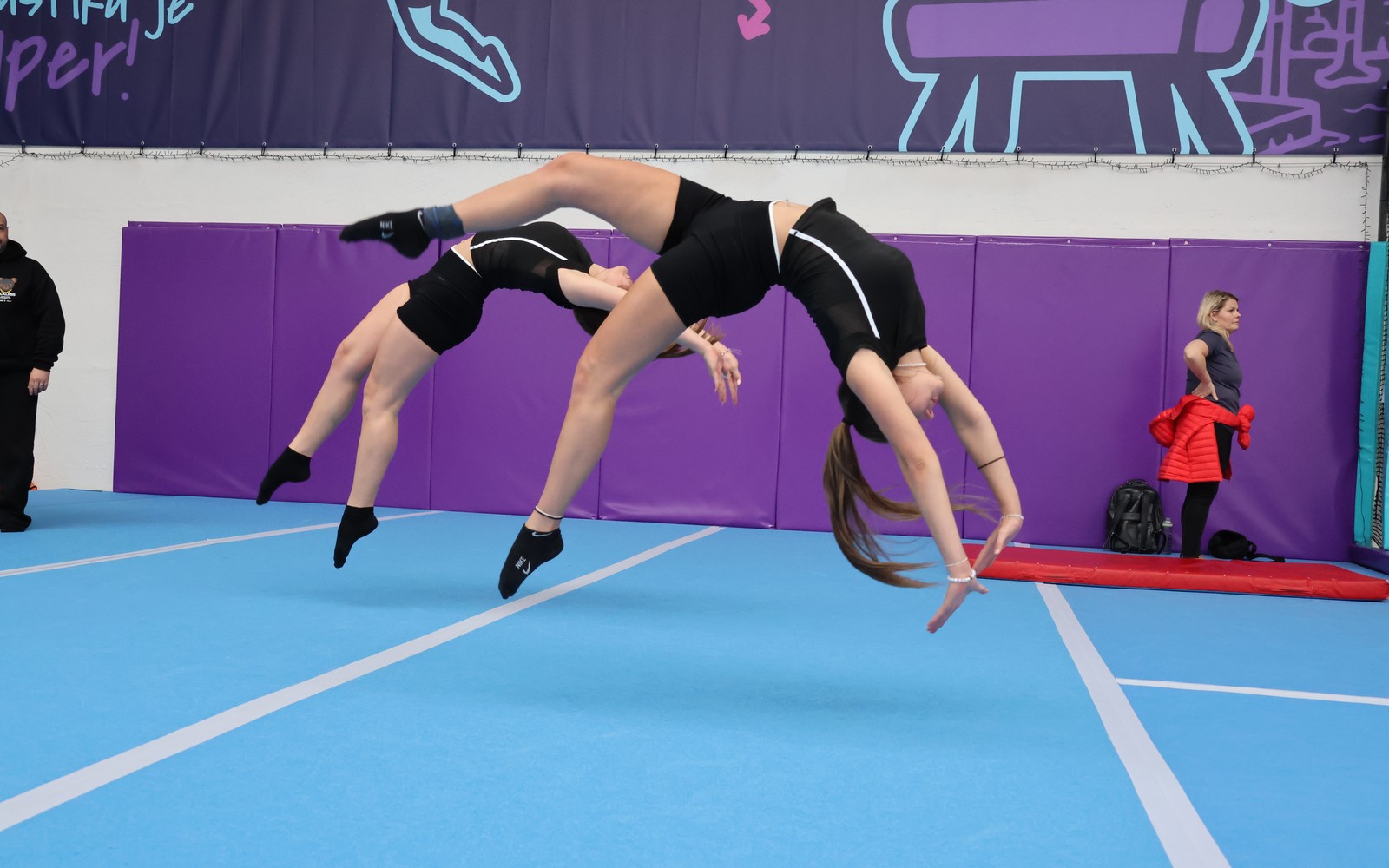 Dívka skáče do foam pit na air tracku