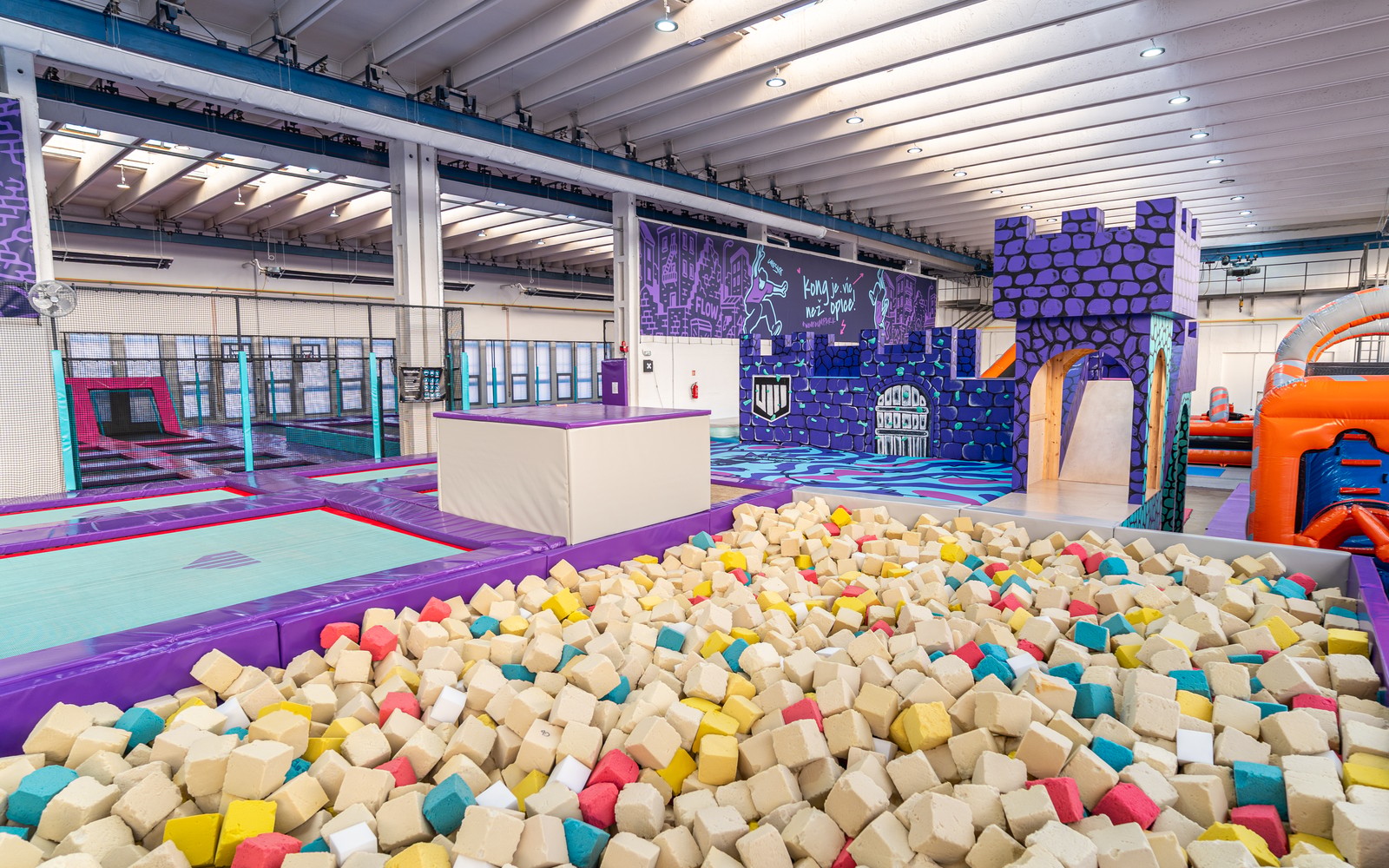 Profesionální záběr celé haly UMPARK — foam pit, parkour, nafukovačky