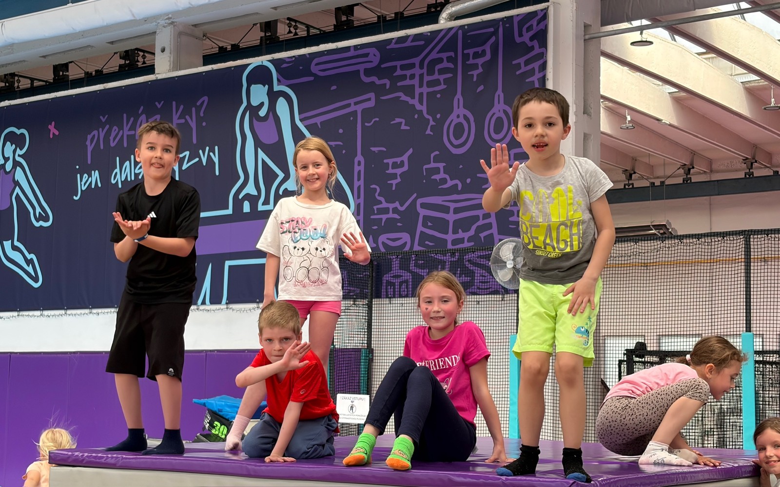 Děti mávají na trampolínách — překážky? jen další výzvy!
