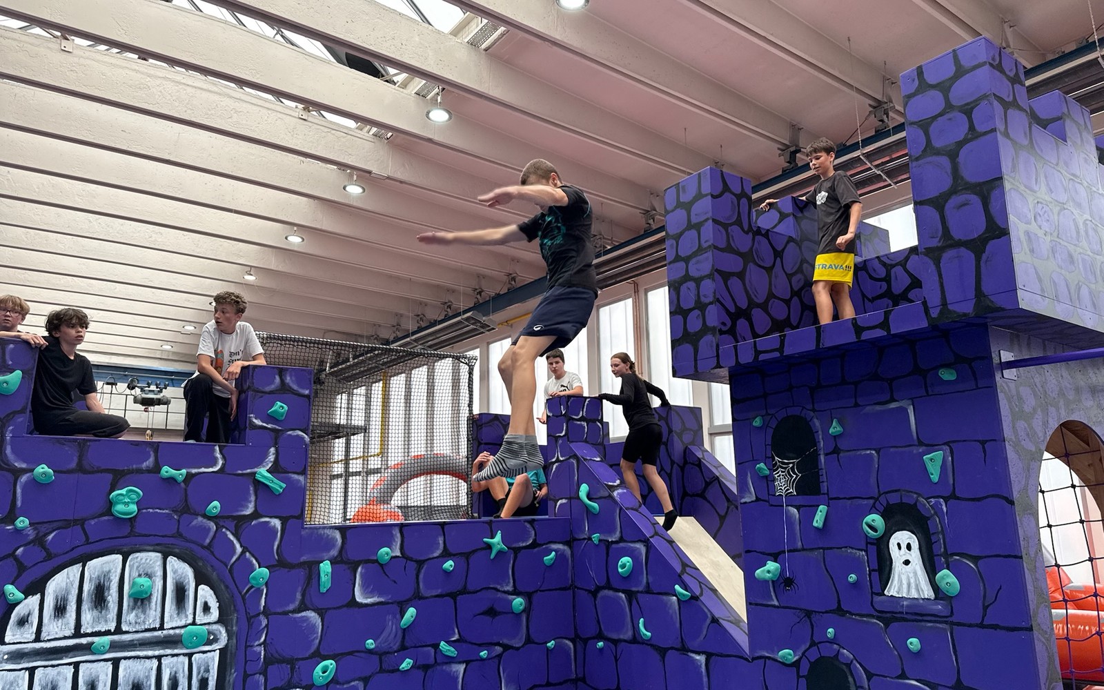 Chlapci na fialovém středověkém hradě — parkour atrakce