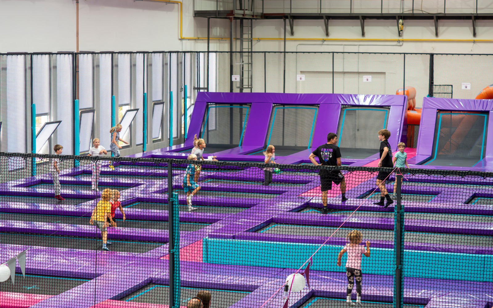 Trampolínová zóna UMPARK — přehled celé haly