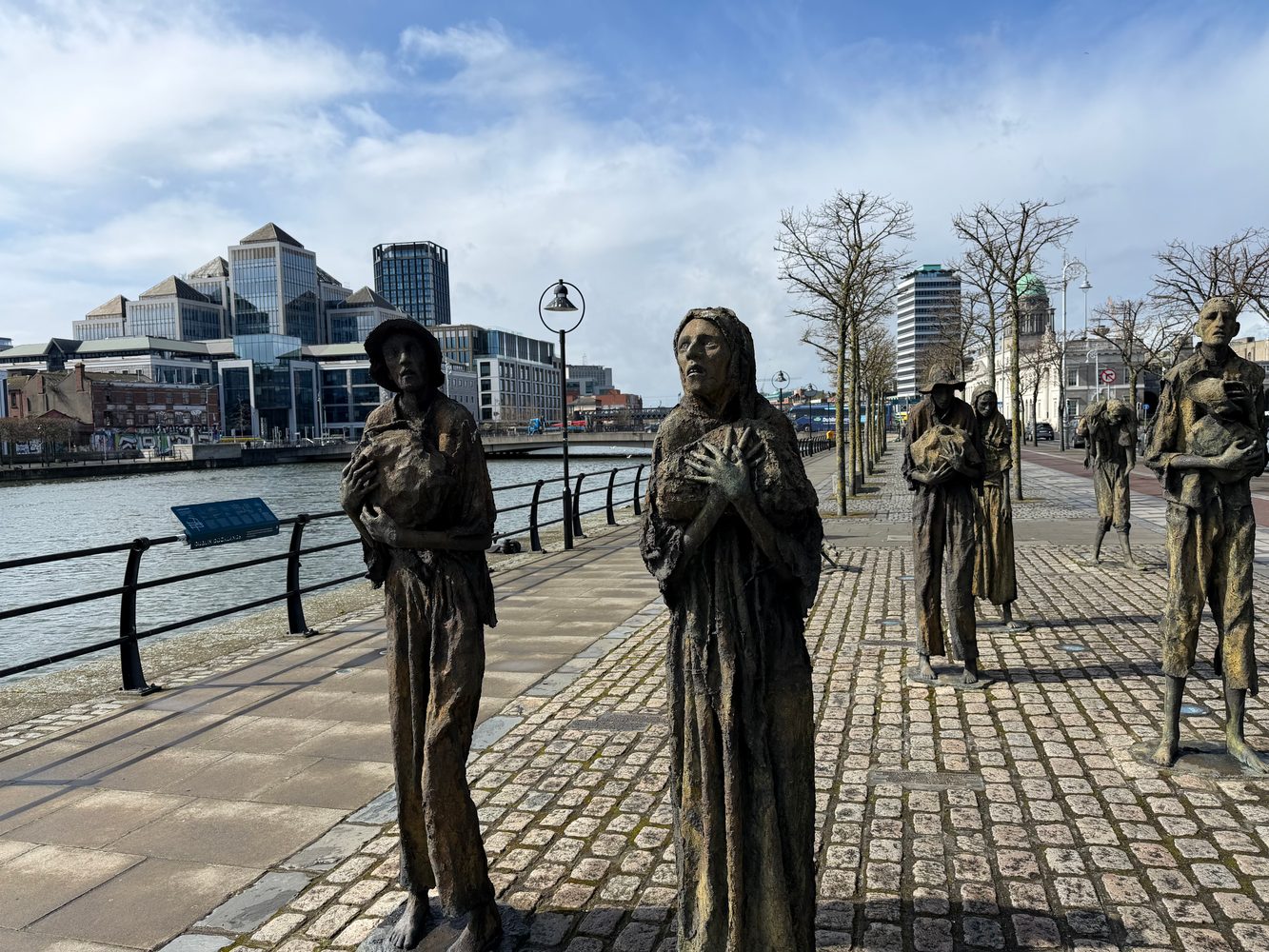Famine memorial-skulpturer i Dublin: mennesker vandrer med deres sorg og håbløshed