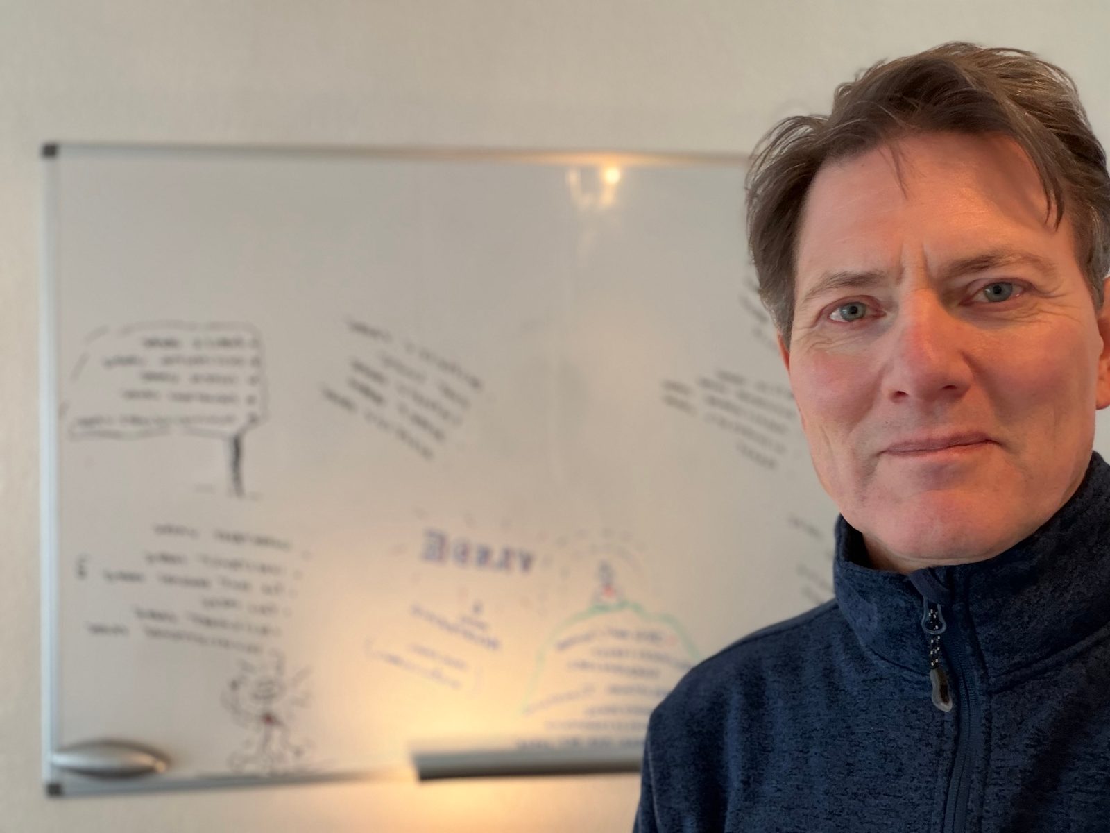 Knud Thorbjørn Hansen foran whiteboard med HjerteDialog-modellen