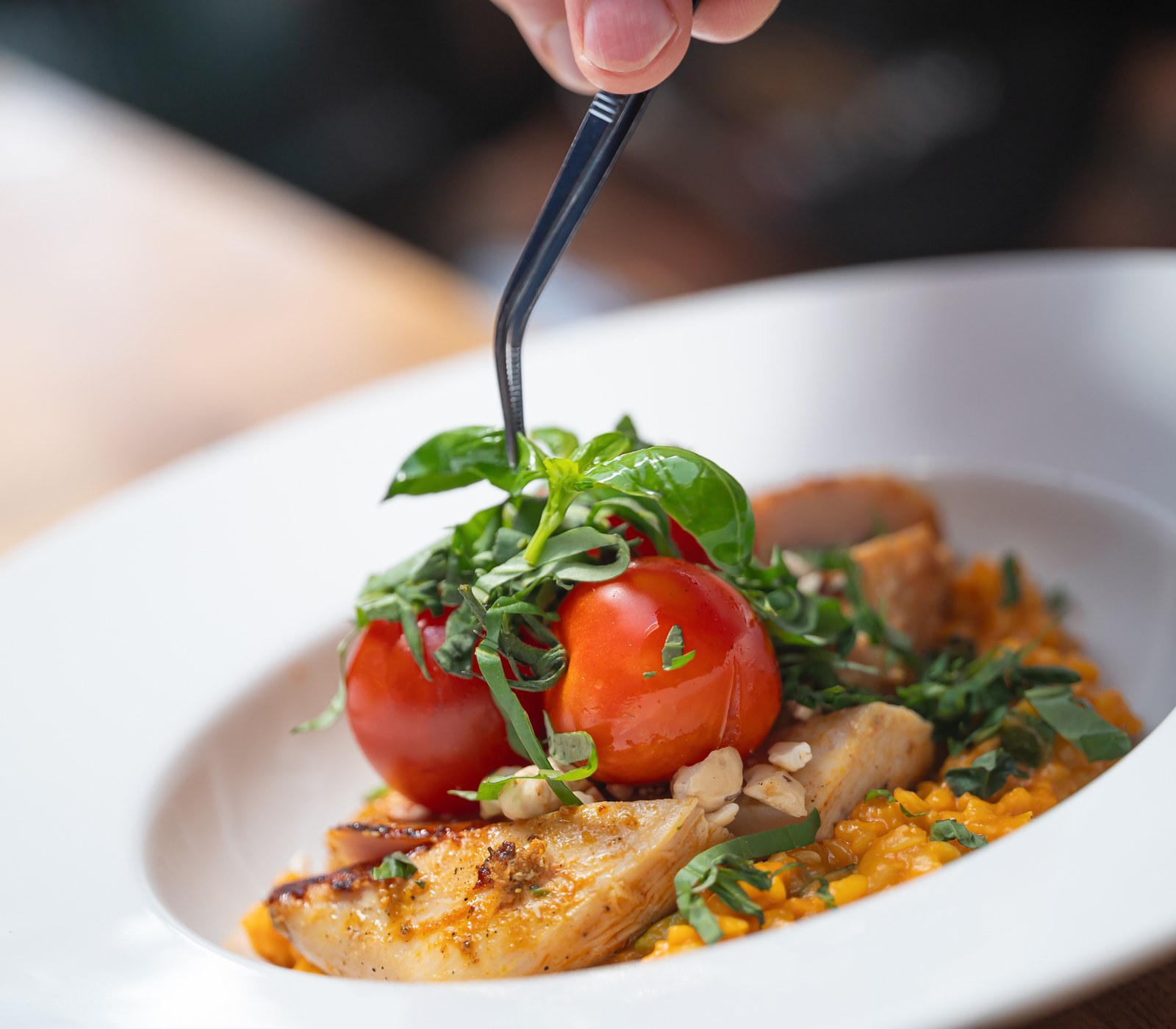 Executive chef Radko Budzák pri servírovaní jedla