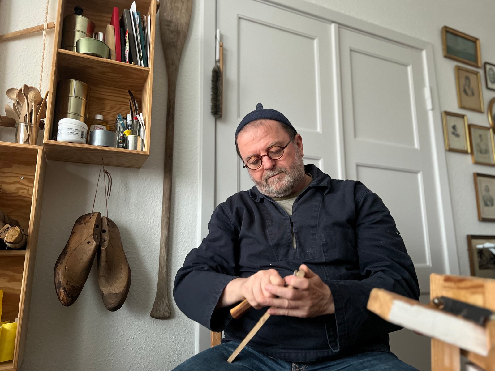 Leif snitter en træpind ved hylden med skeer