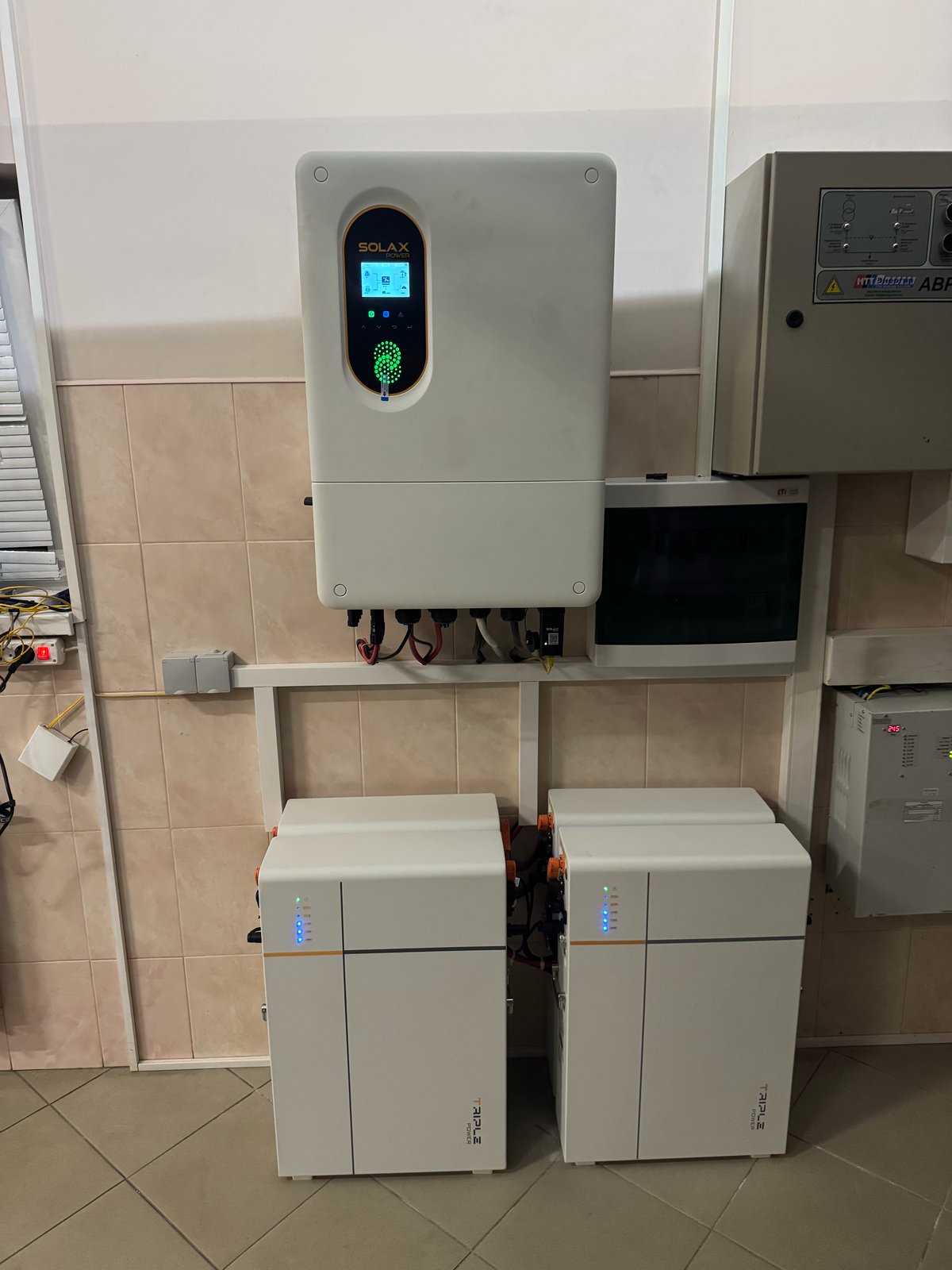 Інвертор Solax 15 кВт і батареї Triple Power