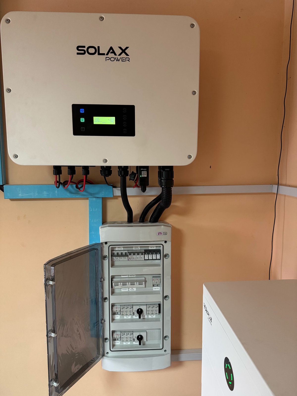 Трифазний інвертор Solax 30 кВт і щит захисту
