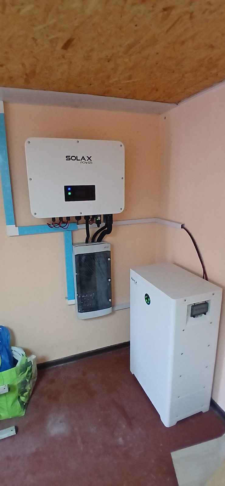 Інвертор Solax і батарея Triple Power 20,4 кВт·год у технічному приміщенні