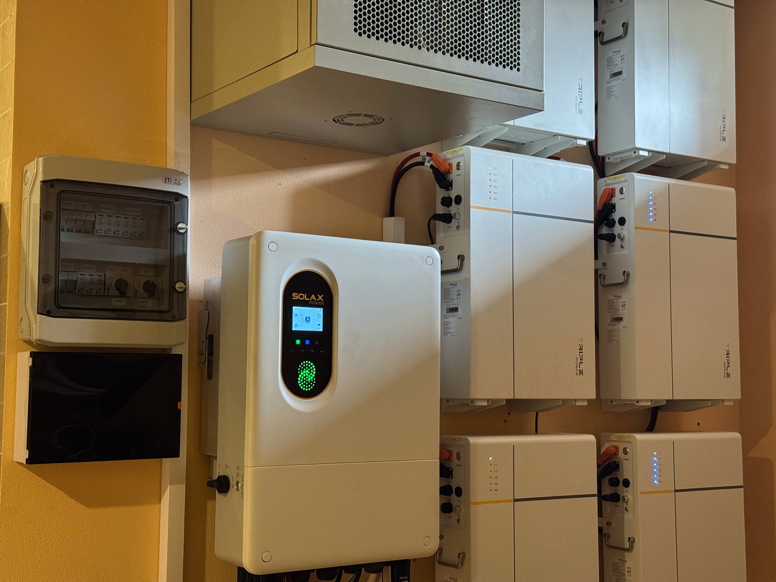 Акумуляторні батареї Triple Power загальною ємністю 31,8 кВт·год
